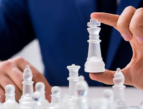 Joven hombre de negocios jugando ajedrez de vidrio en la oficina — Foto de Stock