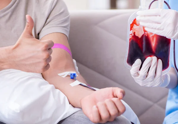 Patient getting blood transfusion in hospital clinic — Stock Photo, Image