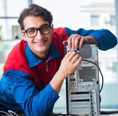 IT atölyesinde bilgisayar tamircisi çalışıyor