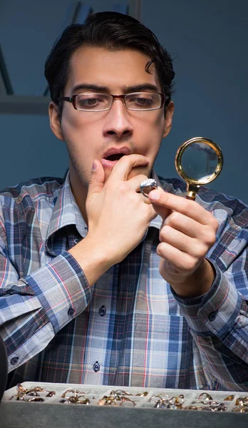 Joven joyero trabajando de noche en su taller — Foto de Stock