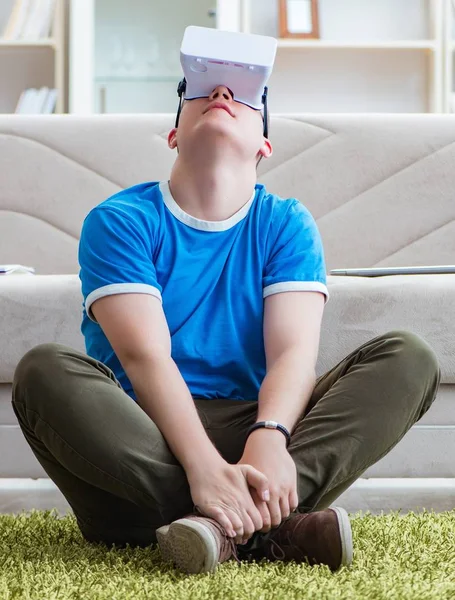 Jeune homme avec des lunettes virtuelles — Photo