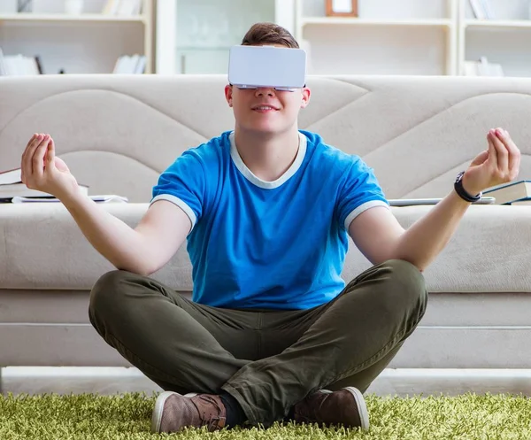 Jonge man met virtuele bril — Stockfoto