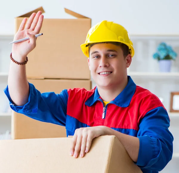 Junger Mann arbeitet im Umzugsservice mit Kisten — Stockfoto