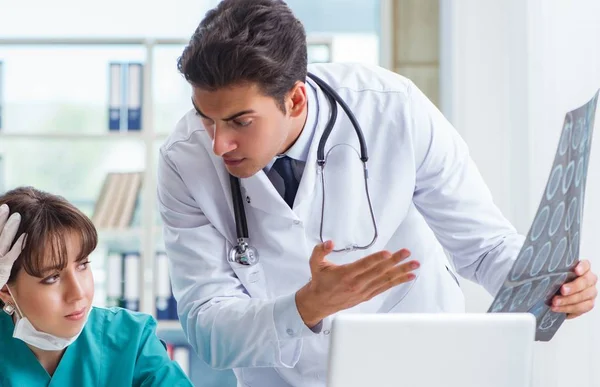 Dois médicos discutem imagem de RX no hospital — Fotografia de Stock