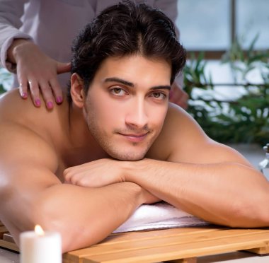 Kaplıca sırasında genç yakışıklı bir adam.