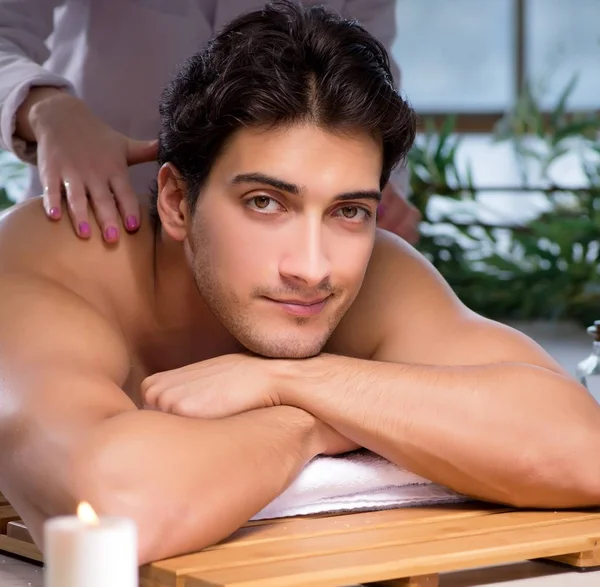 Joven hombre guapo durante el procedimiento de spa — Foto de Stock