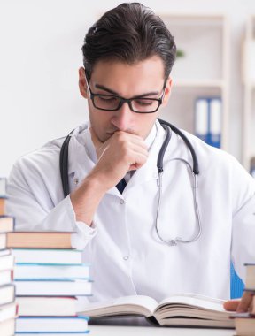 Tıp öğrencisi üniversite sınavlarına hazırlanıyor.