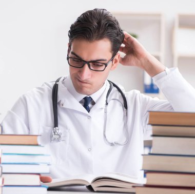 Tıp öğrencisi üniversite sınavlarına hazırlanıyor.