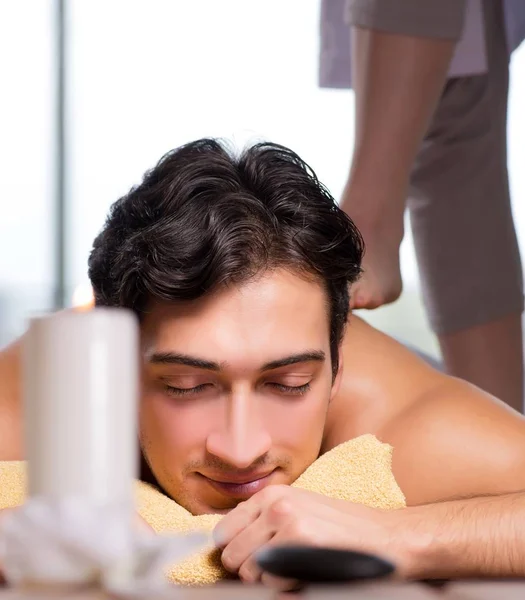 Jovem homem bonito durante o procedimento de spa — Fotografia de Stock