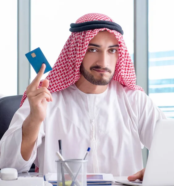 Арабський бізнесмен працює в офісі. — стокове фото