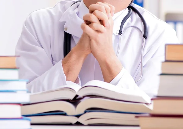 Estudante de medicina se preparando para exames universitários — Fotografia de Stock