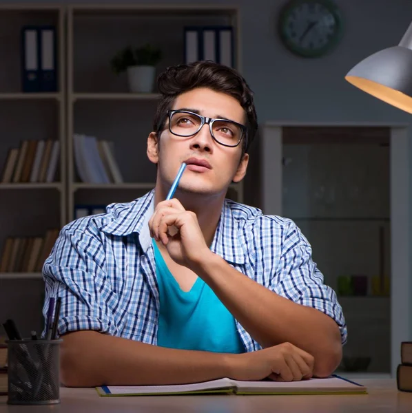 Estudante se preparando para exames tarde da noite em casa — Fotografia de Stock