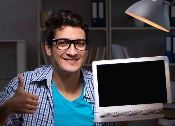 Estudante se preparando para exames tarde da noite em casa — Fotografia de Stock