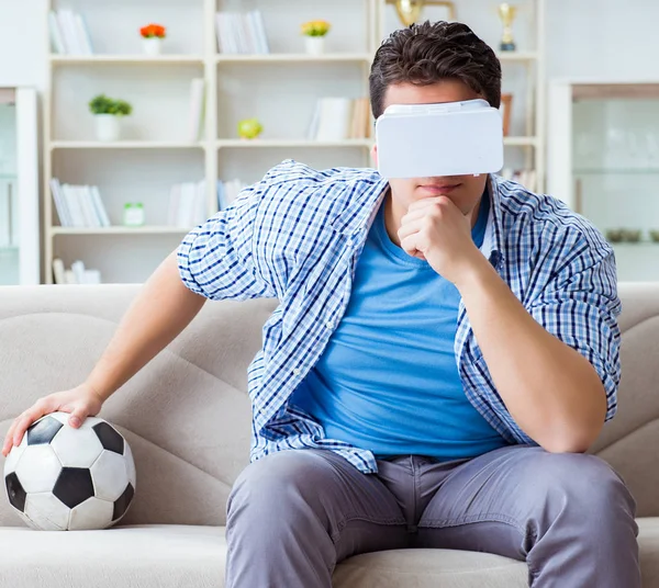 Man draagt virtual reality VR bril kijken voetbal — Stockfoto