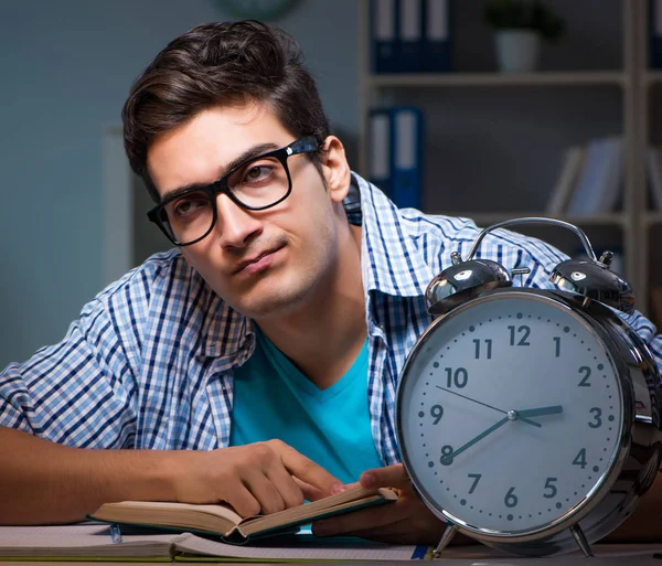 Student bereitet sich spät abends zu Hause auf Prüfungen vor — Stockfoto