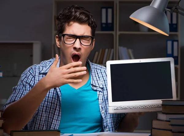 Studente che si prepara per gli esami a tarda notte a casa — Foto Stock