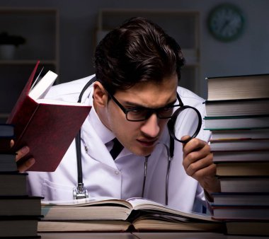 Geceleri üniversite sınavlarına hazırlanan bir tıp öğrencisi.