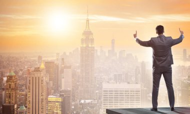 İş adamı iş konseptinde yeni zorluklara hazır