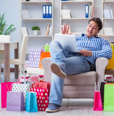 Evden alışveriş yaptıktan sonra genç adam.