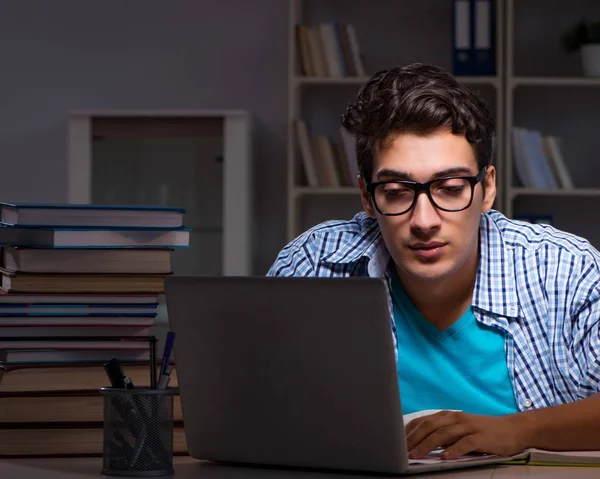 Estudante se preparando para exames tarde da noite em casa — Fotografia de Stock