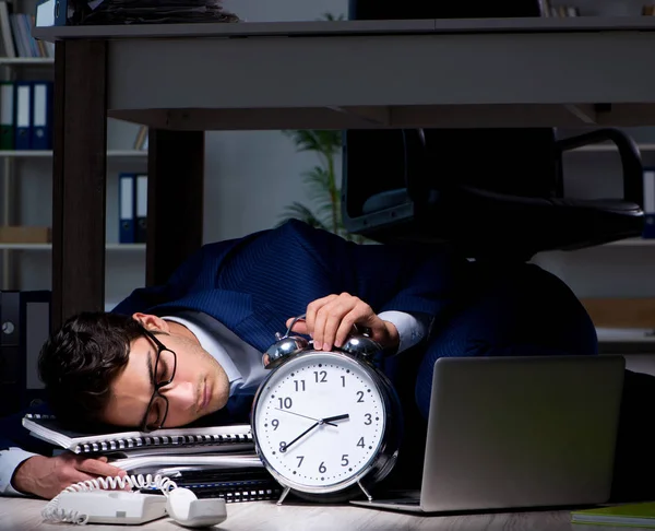 Zakenman die overuren maakt, lange werktijden te laat op kantoor — Stockfoto