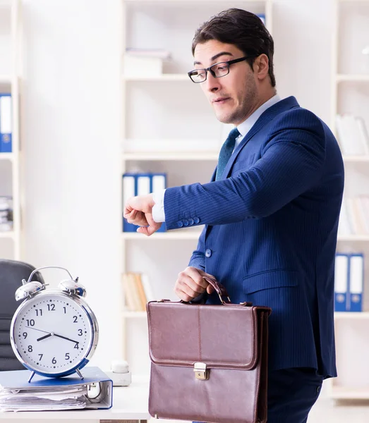 Empresário com pressa tentando cumprir prazo — Fotografia de Stock