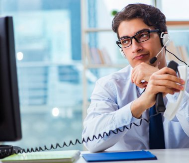 Mutsuz kızgın çağrı merkezi çalışanı iş yükünden hayal kırıklığına uğradı