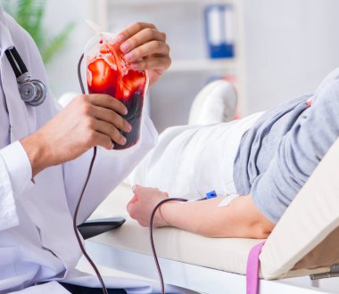 Hastanenin kliniğinde kan nakli olan hasta.