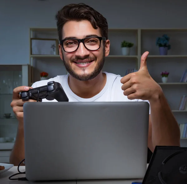 Anak muda bermain game lama terlambat di kantor — Stok Foto