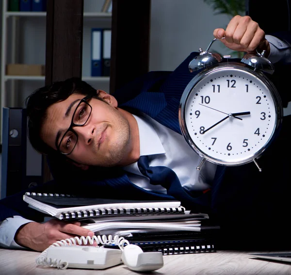Empresário trabalhando horas extras longas horas atrasadas no escritório — Fotografia de Stock
