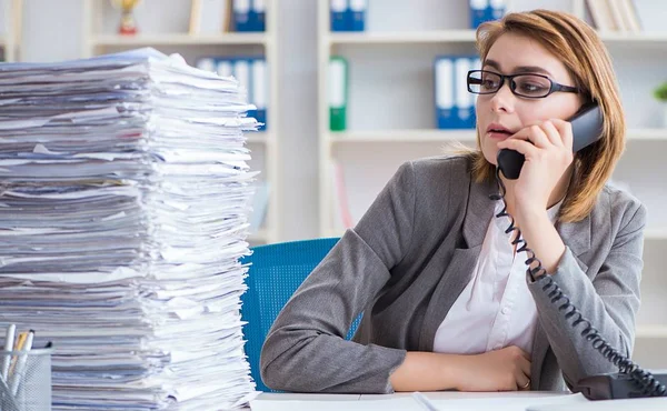 Geschäftsfrau arbeitet im Büro — Stockfoto