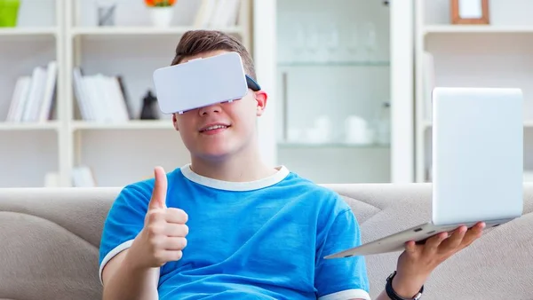 Mladý muž, student studuje s virtuální brýle — Stock fotografie