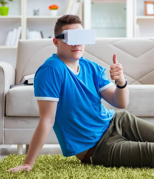 Jeune homme avec des lunettes virtuelles — Photo