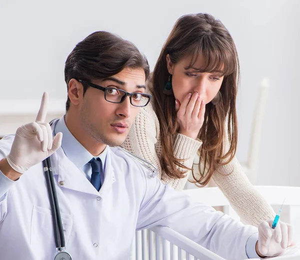 Doctor explaining to young mother — Stock Photo, Image