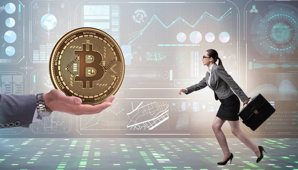 Bizneswoman w koncepcji wzrostu cen bitcoin — Zdjęcie stockowe