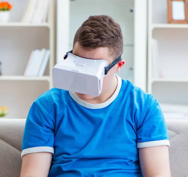 Jovem com óculos de realidade virtual — Fotografia de Stock