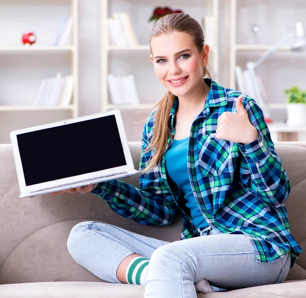 Kobieta student siedzi na kanapie z laptopem — Zdjęcie stockowe