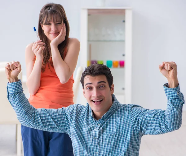 Esposa y marido mirando la prueba de embarazo —  Fotos de Stock