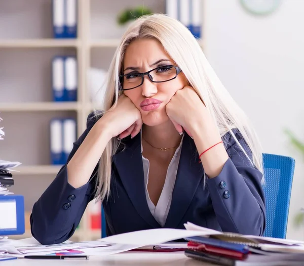Umtriebige Geschäftsfrau arbeitet im Büro am Schreibtisch — Stockfoto