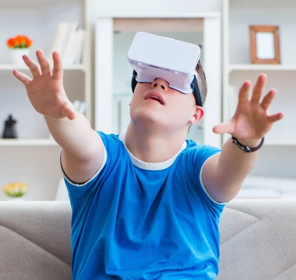 Joven con gafas virtuales — Foto de Stock