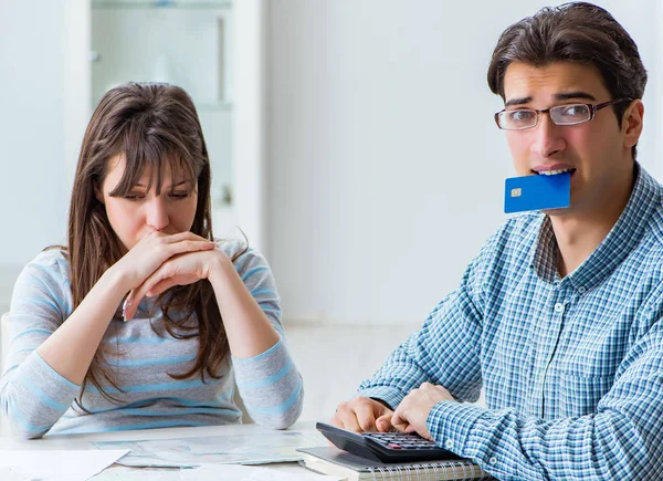 Молодая пара просматривает семейные финансовые документы — стоковое фото