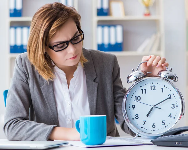 Femme d'affaires travaillant dans le bureau — Photo