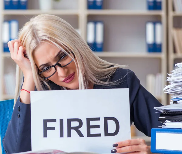 Businesswoman with message in office at desk — Stock Photo, Image