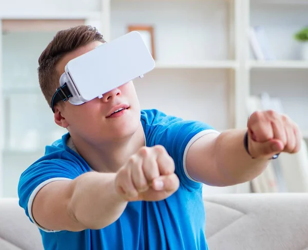Молодий чоловік з віртуальними окулярами — стокове фото