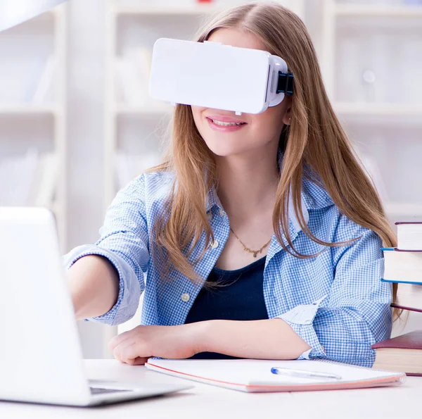 Jonge vrouwelijke student bereidt zich voor op examens met VR bril — Stockfoto