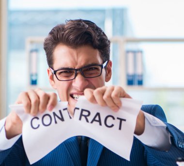 Ofiste mesajı olan bir iş adamı.