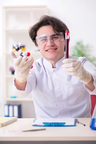 Νεαρός βιοχημικός που εργάζεται στο εργαστήριο — Φωτογραφία Αρχείου