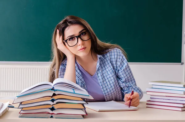 Kvinnlig student framför svarta tavlan — Stockfoto