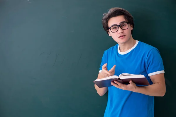 Jonge mannelijke student in de klas — Stockfoto