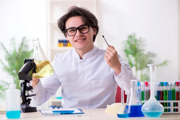 Jonge mannelijke biochemicus werkzaam in het lab — Stockfoto